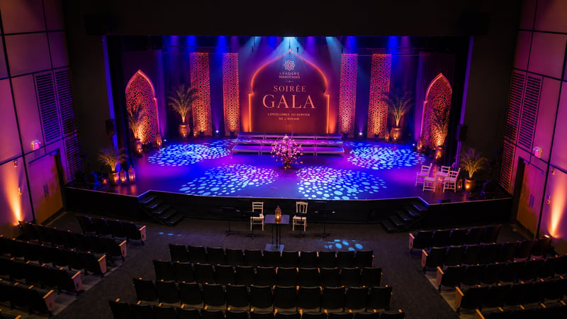 Dîner de gala — tables dressées avec centres floraux